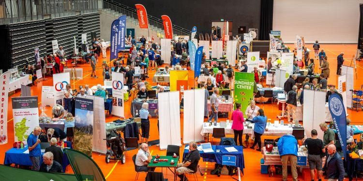 Foto af en masse stande i Fælledhallen.